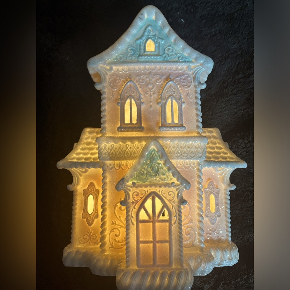 Adorable large pastel gingerbread house. (Lights up)